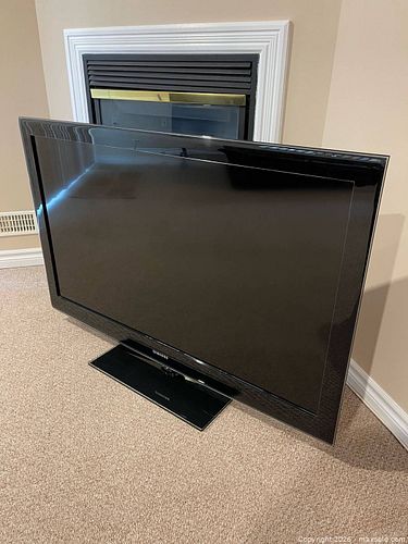 Flat Screen TV (1 of 3)
