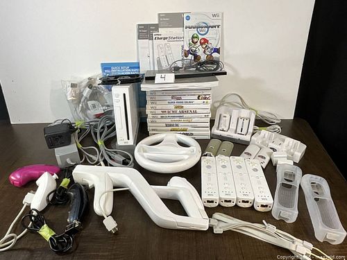 Nintendo Wii Console Bundle with 4 Remotes and Multiple Games (1 of 6)