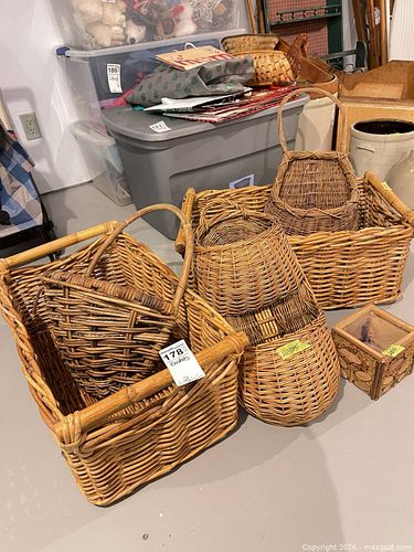 Lot of Wicker/Rattan Baskets & Planter B (1 of 7)