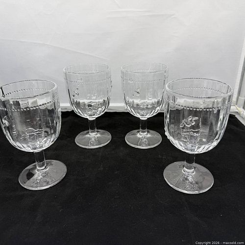 Set of 4 Clear Ribbed Glass Wine Goblets with Beaded Rim (1 of 5)