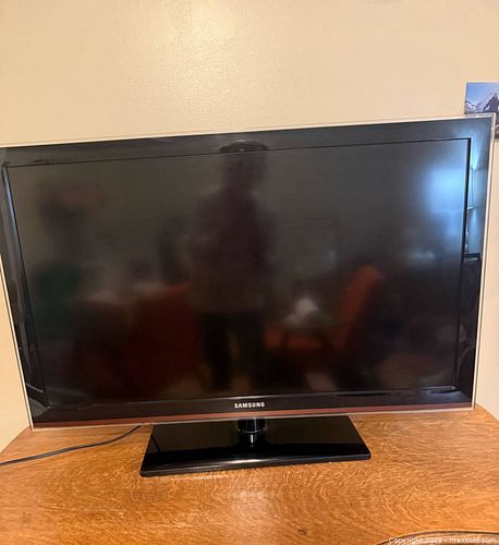 Samsung 40” LCD HDTV with Remote & HDMI cord Model LN40C630K1FXZC (1 of 4)