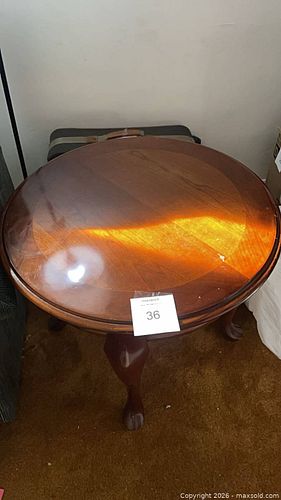 Queen Anne Traditional Round Mahogany Veneer End Table (1 of 4)
