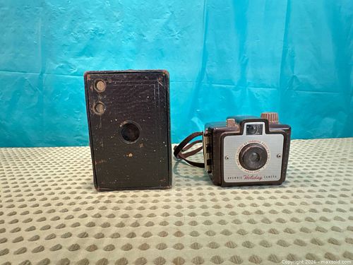 Kodak Brownie Holiday Camera and Kodak No2A Brownie Film Cameras lot 307 (1 of 10)