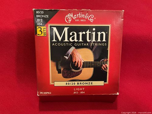 Martin Acoustic Guitar Strings (Open Box) / Pack of Guitar Picks (1 of 8)