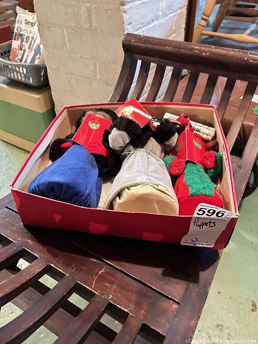 Boxed Set of Christmas Caroler Puppets with Mini Violin B (1 of 9)