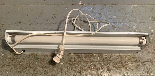 White Fluorescent Under-counter fluorescent light daylight full spectrum with Plug-In Tube (1 of 4)