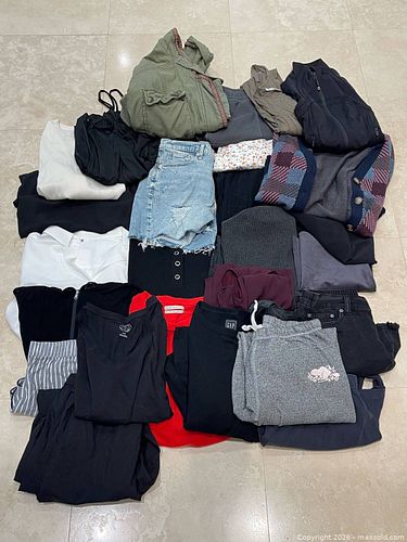 Women’s Clothing Lot: Seasonal Mix & Brand Essentials (Size M/L) (1 of 7)