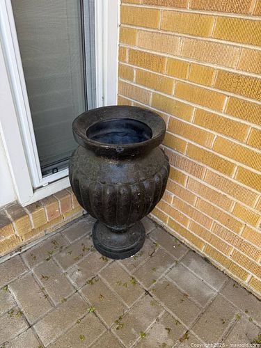 Outdoor Planter Pot (1 of 3)