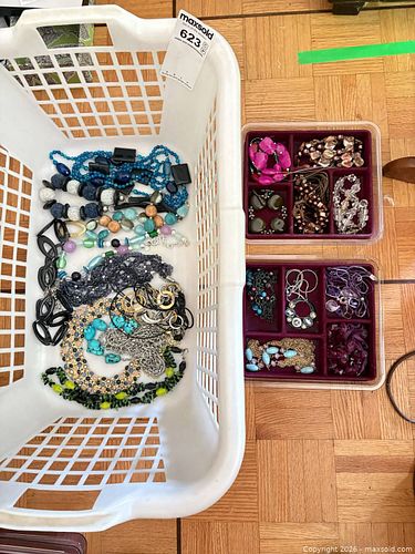 Mixed Costume Jewelry Set — Necklaces, Bracelets & Earrings (1 of 14)