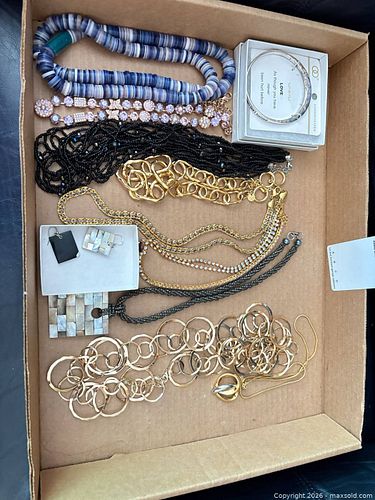 Mixed Costume Jewelry Set: Necklaces, Bracelets, Earrings, Pendants (1 of 11)