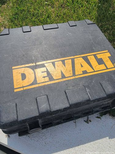 DEWALT 18V cordless hammer drill with a battery and charger & case (1 of 3)