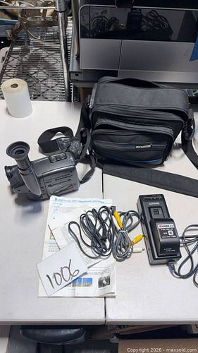 Panasonic PV-17 Palmcorder VHS-C Camcorder (1 of 7)