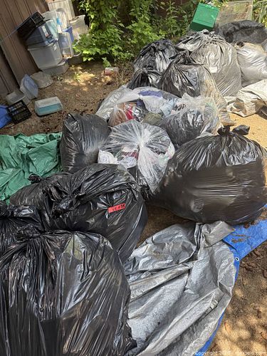 A LOT OF 15 HUGE CONSTRUCTION BAGS FULL OF CLOTHES. (1 of 10)