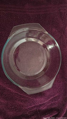 Clear Glass Round Bakeware Dish with Built-In Handles, 9-10 in (1 of 3)