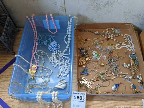 Lot #560 (1 of 16)