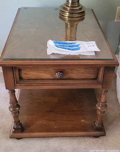 Oak End Table (1 of 4)