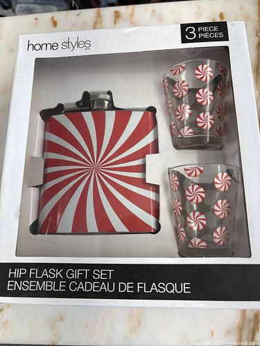 Home Styles Red & White Hip Flask Gift Set (3-Piece) (1 of 3)