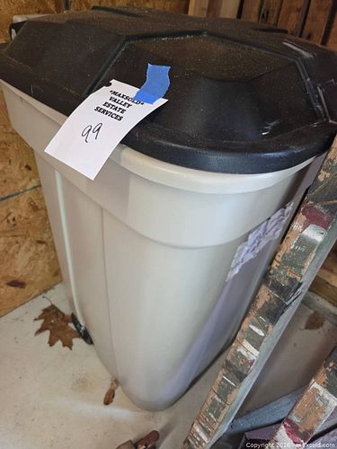 Plastic outdoor lidded Trash can (1 of 3)