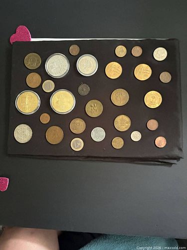 Mixed lot of 16–30 commemorative, token and novelty coins (1 of 10)