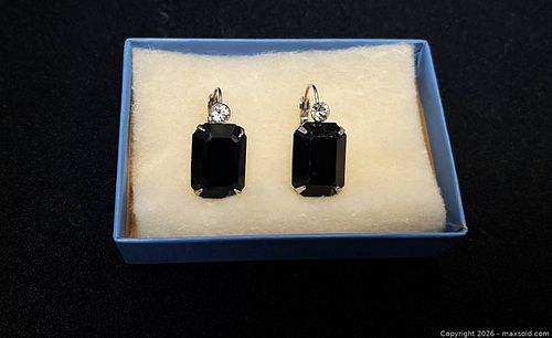 Elegant Silver Tone Dangle Earrings . (1 of 6)