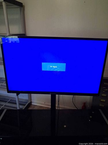 38 inch diagonal TV (1 of 5)