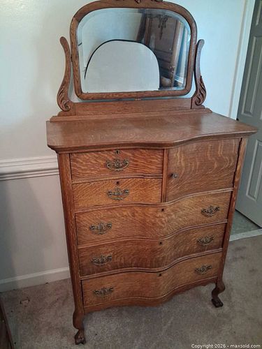 Old dresser (not certain if antique,  but not modern)  (1 of 4)