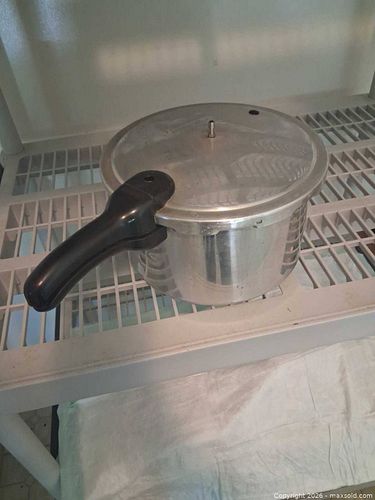 Presto aluminum pressure cooker for stove top  (1 of 4)