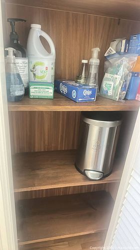 Assorted Bathroom Items.  A (1 of 7)