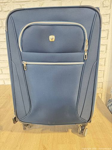Swiss gear suitcase (1 of 7)