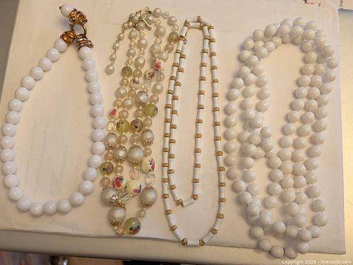 Costume jewellery  (1 of 4)