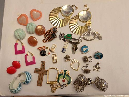 Costume jewellery  (1 of 4)