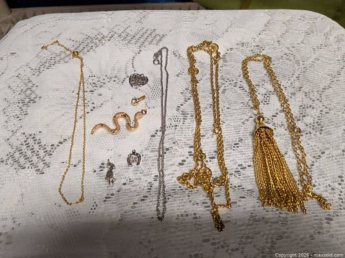 Costume jewellery  (1 of 4)