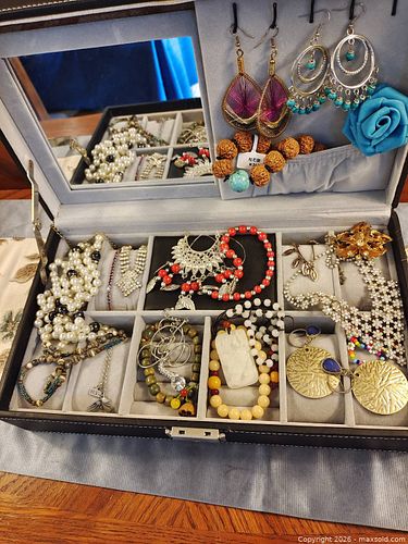 Assorted Costume Jewelry Lot with Jewelry Box (16–30 pcs) (1 of 7)