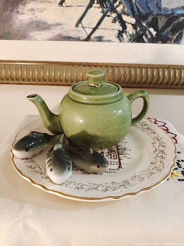 Vintage Canadian Porcelain Teapot, Commemorative Plate & Fish Figurines (1 of 8)