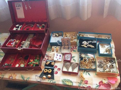 Lot #0228 (1 of 18)