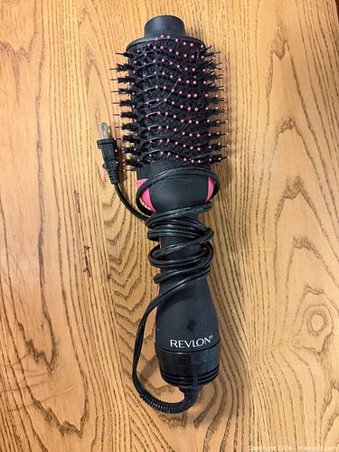 Revlon Rotating Hot Air Styling Brush — Black/Pink (1 of 4)