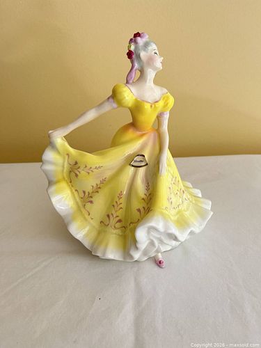 Royal Doulton Ninette HN 2379 Porcelain Dancer Figurine (1 of 7)
