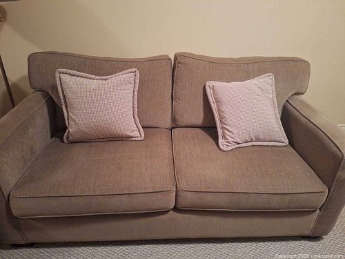 Two seater couch B (1 of 5)