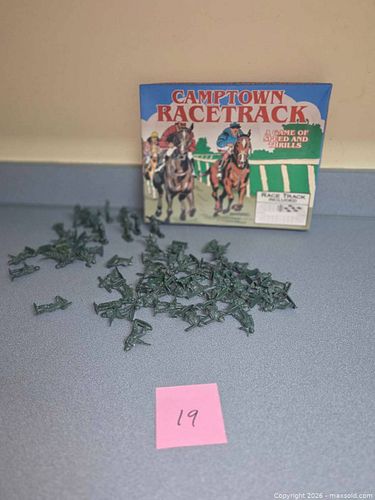 Green Plastic Toy Soldiers (Approx. 21–40) horse race game with Original Box (1 of 5)