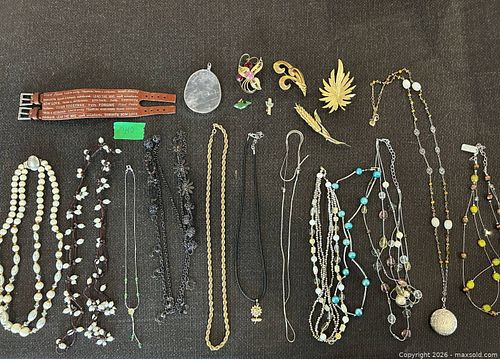 Costume jewelry  (1 of 15)