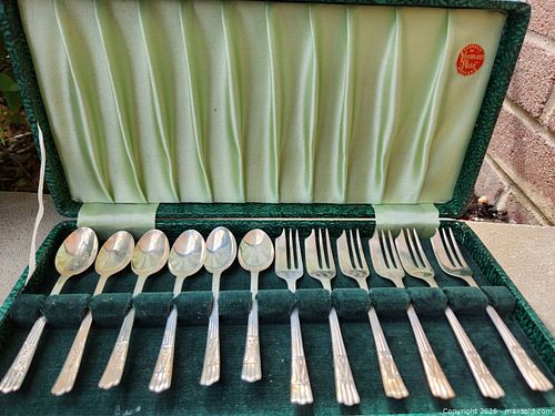 Flatware set (1 of 3)
