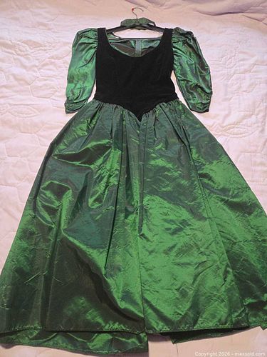 Three vintage 1980s bridesmaids dresses  (1 of 4)