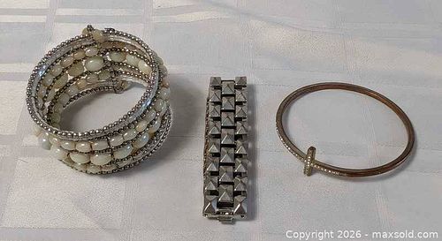 Costume jewelry lot  (1 of 14)