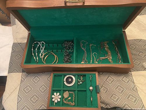 Jewellery and jewellery box (1 of 5)