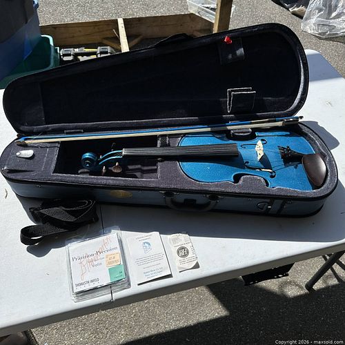 Stentor 4/4 Full-Size Blue Violin (1 of 11)
