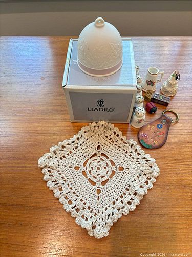 Mixed Lot: Two Lladró Porcelain Bells and Assorted Small Collectibles (1 of 8)