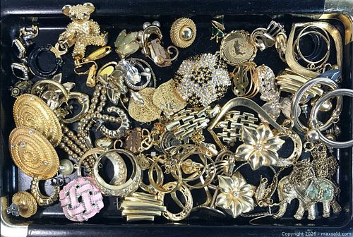 Gold Tone Costume Jewelry (1 of 5)