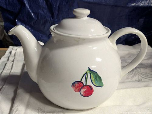 Corelle Coordinates Stoneware Teapot, 4-Cup Cherry Decal (1 of 4)
