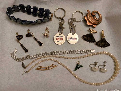 Costume jewellery  (1 of 3)