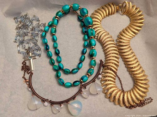 Costume jewellery necklaces  (1 of 5)